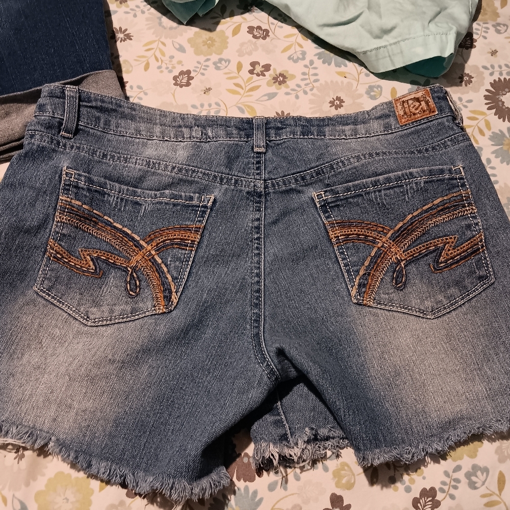 Shorts - Picture 3 of 3